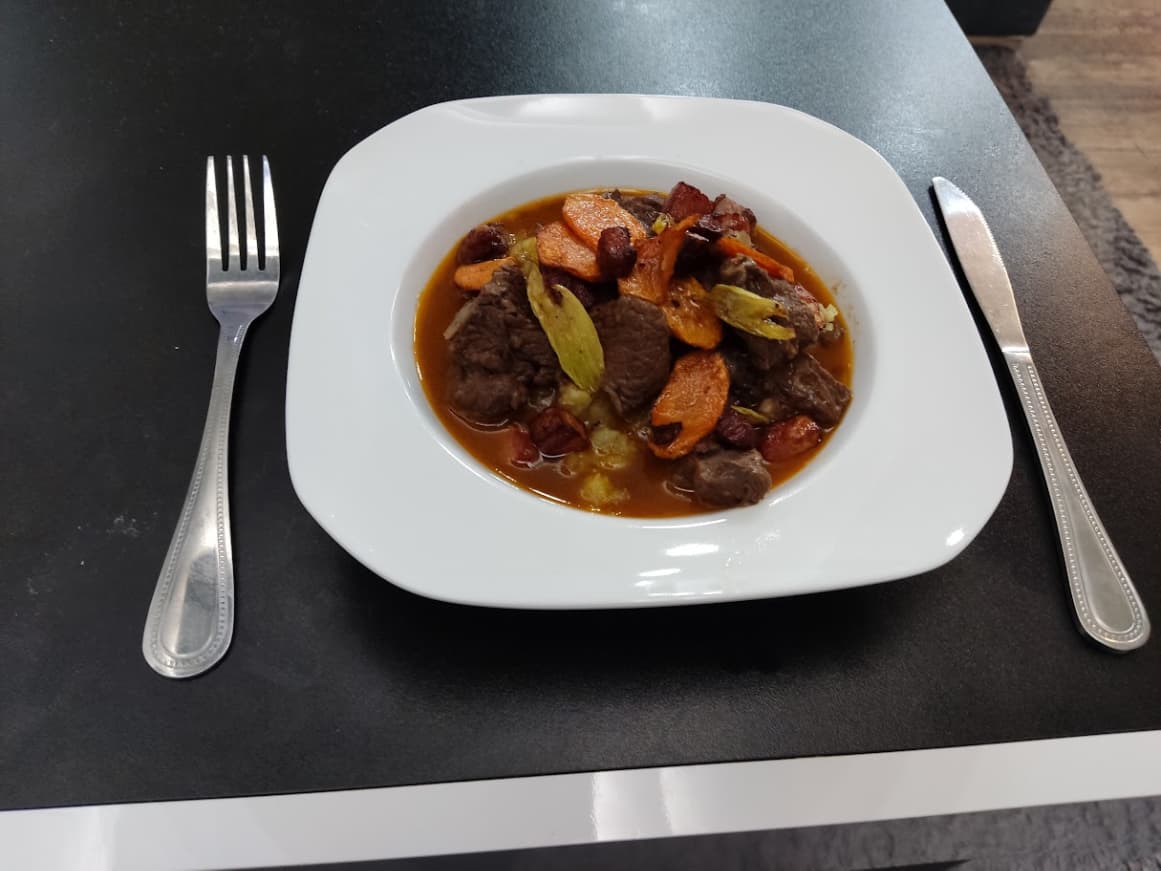 Cover Image for Hovězí po burgundsku s restovanou zeleninovou posypkou