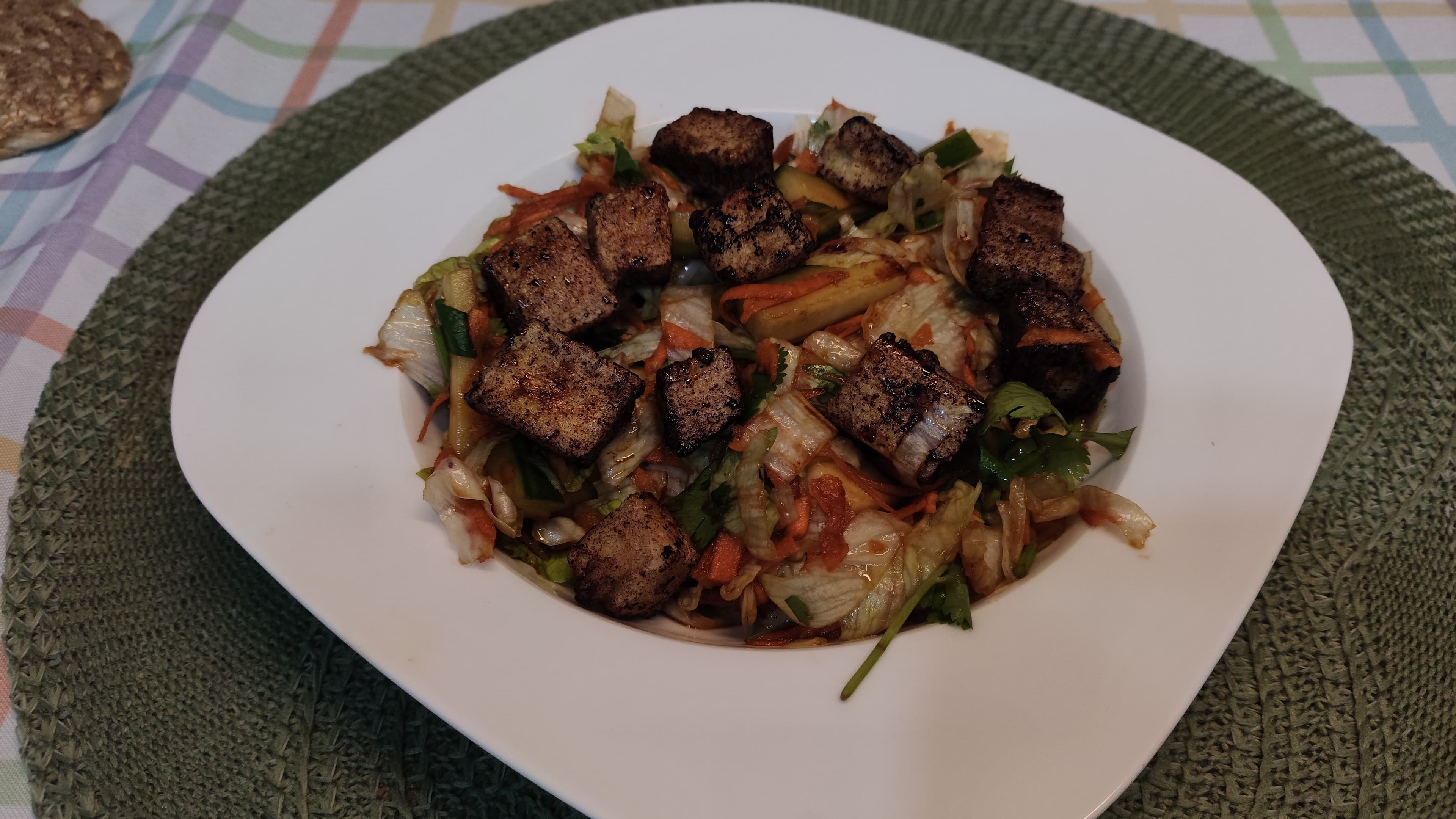 Asijský Crunchy Salát s křupavým tofu