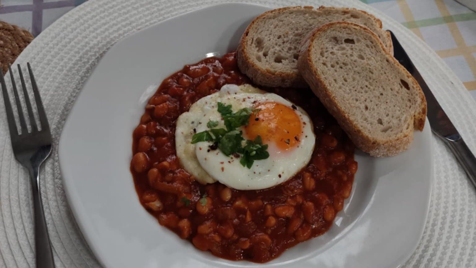 Hustá červená čočka s mrkví a volským okem